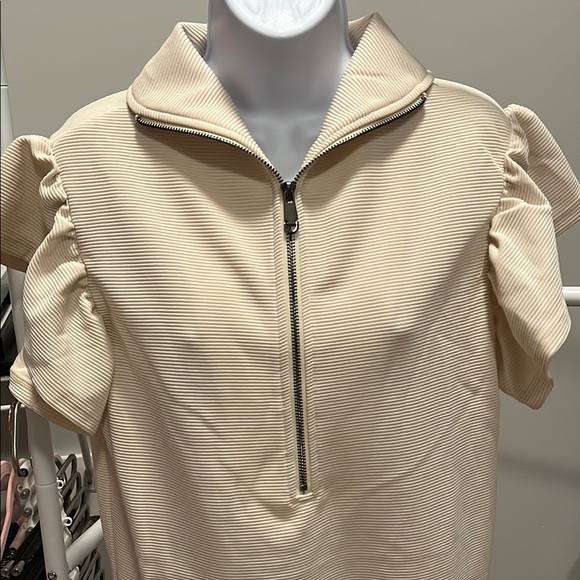 Chic Cream Pantsuit with High Collar and Wide-Leg Design - Picture 14 of 15
